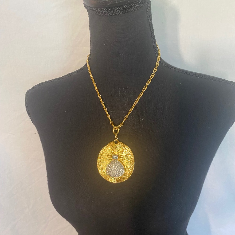 Vintage Style Gold Tone Textured Disc Cat‎ Pendant Necklace Rhinestone Green Eye